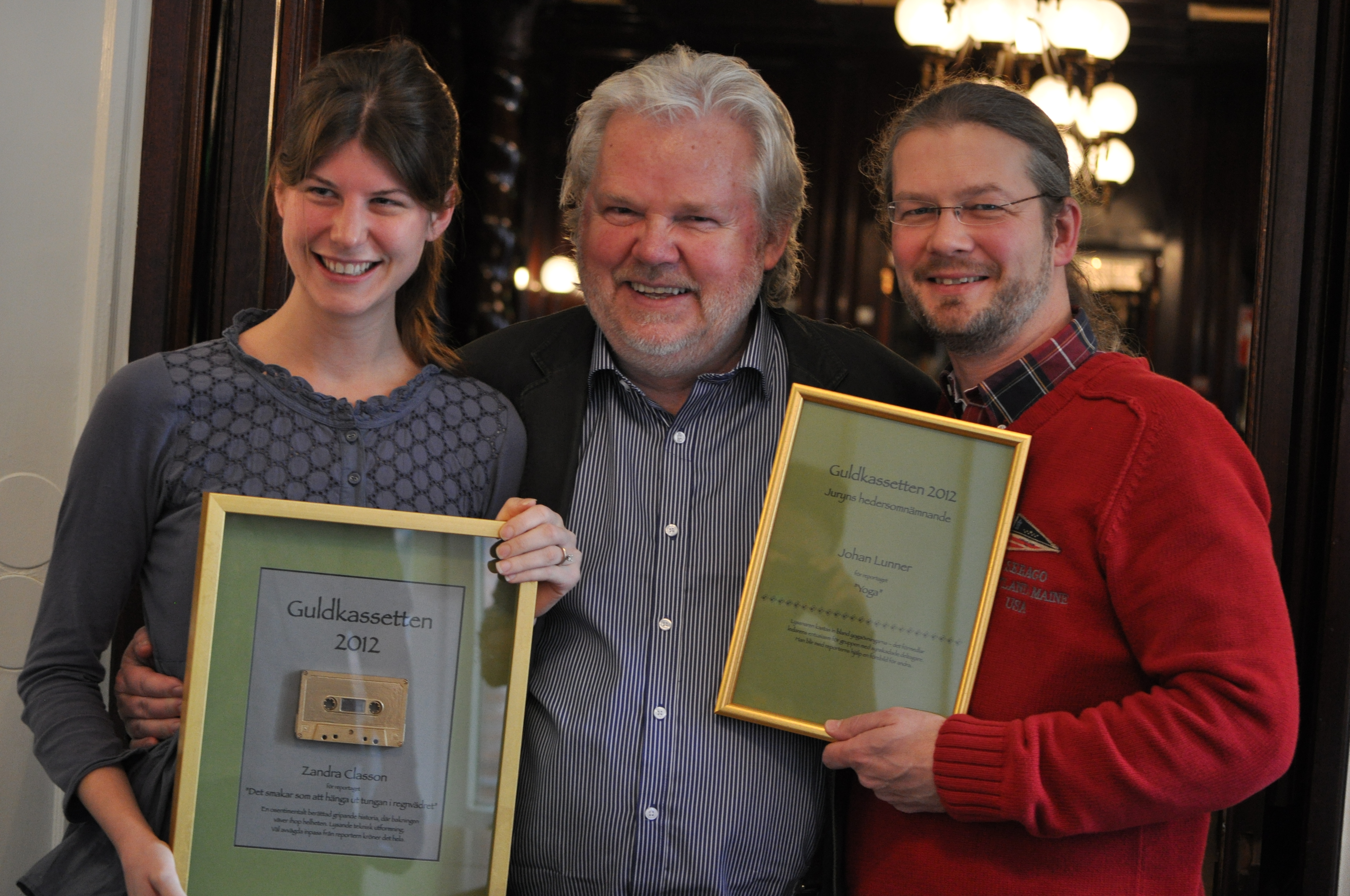 Guldkassettenvinnaren Zandra Classon, prisutdelaren Kjell Albin Abrahamson och hederspristagaren Johan Lunner. Foto: Åsa Nilsson