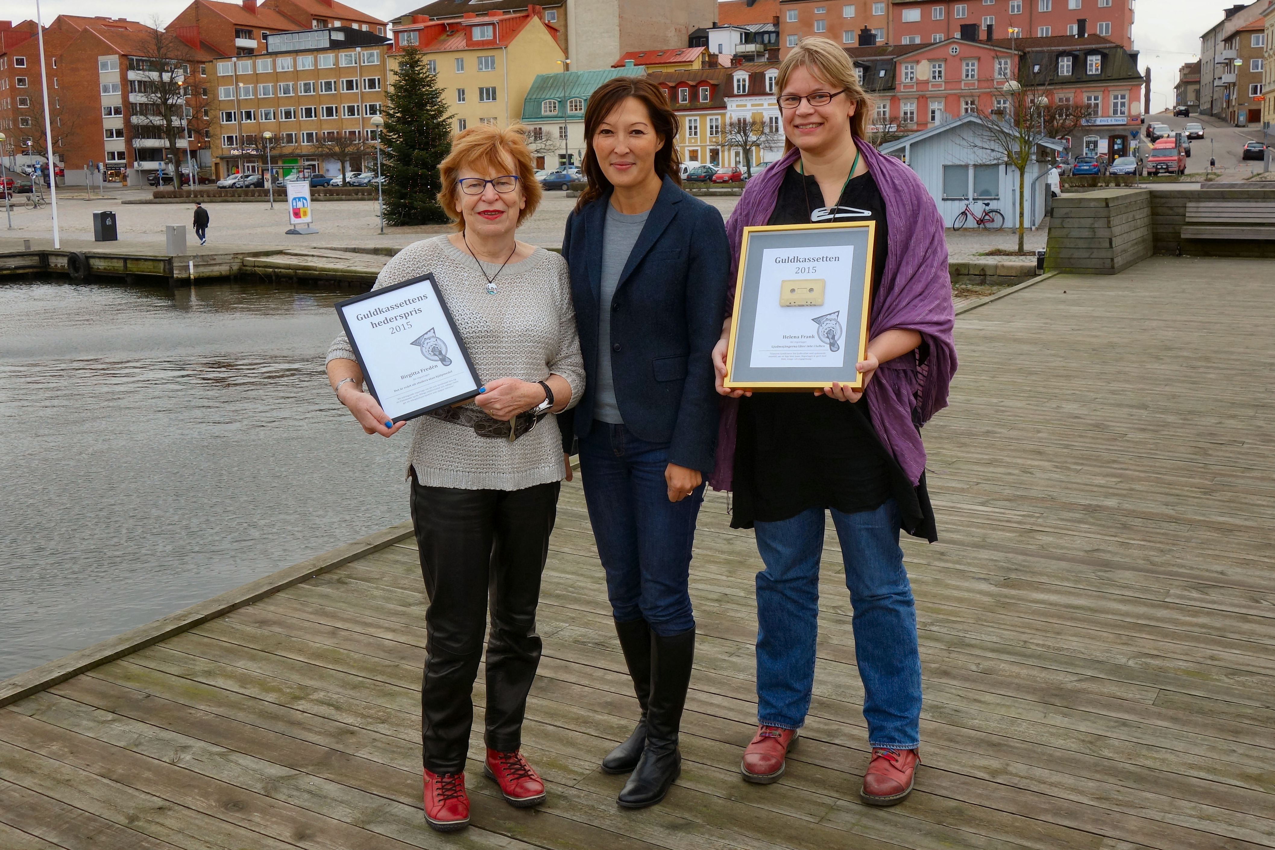 Syntolkning: Från vänster till höger: Birgitta Fredén, Lena Sundström, Helena Frank. De står på kajkanten. Birgitta och Helena håller i varsin pristavla.